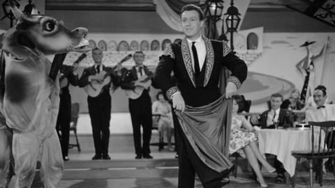 Peter (Peter Alexander, Mitte) ist eigentlich Portier im Grandhotel. Nachdem er eine größere Summe geerbt hat, gibt er sich als einen argentinischen Rinderkönig aus.