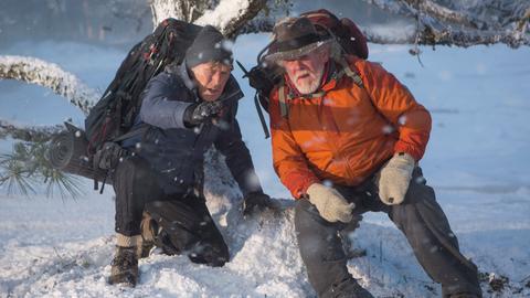 Der Appalachian Trail führt Bill Bryson (Robert Redford, li.) und Katz (Nick Nolte) über verschneite Bergrücken.