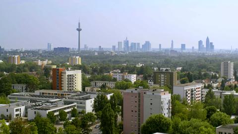 Luftaufnahme der Nordweststadt vor der Frankfurter Skyline.