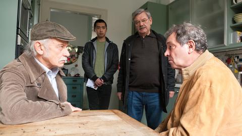 Edwin (Tilo Prückner, l.), Hui Ko (Aaron Le, 2.v.l.) und Günter (Wolfgang Winkler, 2.v.r.) erfahren von Rolf Renner (Michael Abendroth, r.) Details aus Erna Renners Vergangenheit.