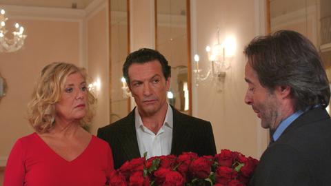 Ob der treulose Tino (Uwe Kockisch, re.) mit einem großen Strauß Rosen bei seiner Manuela (Jutta Speidel) wirklich eine Chance gegen den lässigen Tanzlehrer Omero (Cosimo Fusco) hat?