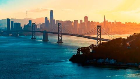 Bild auf die Golden Gate Bridge in Abenddämmerung.