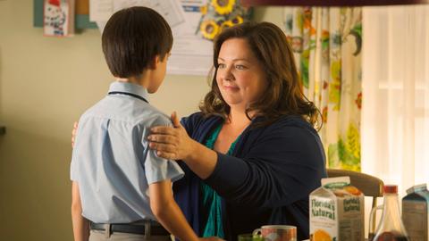 Die Alleinerziehende Maggie (Melissa McCarthy) möchte bei Oliver (Jaeden Lieberher) alles richtig machen.