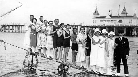 Badegäste an einem Seebad an der Ostsee, um 1930, in schwarz-weiß.
