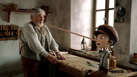  Die Holzfigur, die Geppetto (Mario Adorf) geschnitzt hat, kann sprechen. Und beginnt Pinocchio zu lügen, wächst seine Nase.