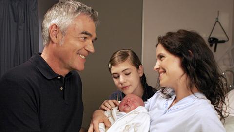 Vaterglück: Stefan (Michael Greiling) und seine Tochter Antonia (Roxanne Borski, Mitte) und seine Freundin Jennifer (Birgit Stauber) freuen sich über die Geburt ihres Kindes.