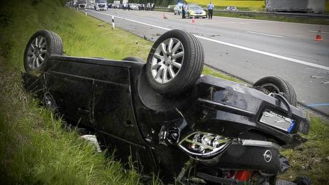 Ein verunglückter Opel liegt nach einem Unfall auf der Autobahn auf dem Dach