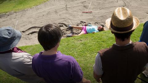 Vier Golfer finden die die Leiche von Alison Stone (Roz Turnbull).