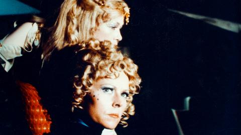 Brisba (Judy Geeson) und Iruns (Uschi Mellin) machen sich auf den Weg zur Erde.