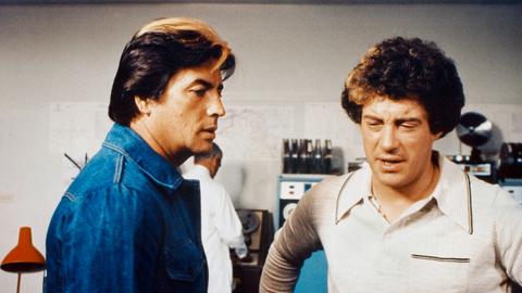 Akam (Pierre Brice, links) und Schem (Gareth Thomas) machen sich Sorgen um Brisba. 