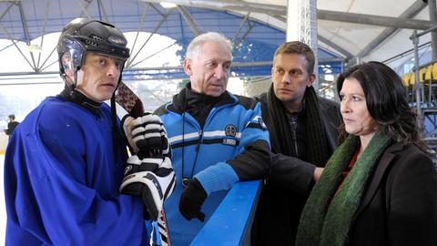 Die Ermittlungen führen Klara Blum (Eva Mattes,re.) und Kai Perlmann (Sebastian Bezzel) auch zum örtlichen Eislaufverein. Dort trainiert der Zollbeamte Kevin Kümmerle (Florian Fischer,li.), der verdächtigt wird, Drogenschmuggel zu befördern.