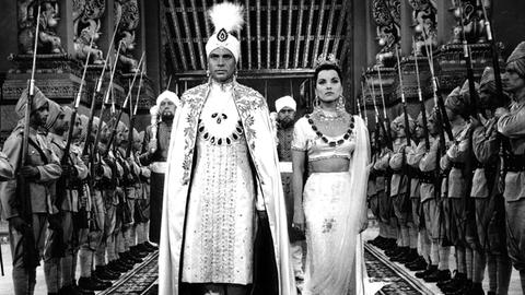 Der Maharadscha Chandra (Walter Reyer) will die Tänzerin Seetha (Debra Paget) zur Frau nehmen.