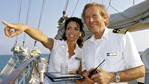  Kapitän Jensen (Horst Janson) und seine Cruisedirektorin Saskia (Gerit Kling).