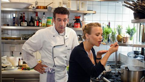 Marlene (Tina Ruland) testet Franks (Heio von Stetten) Kochkünste.