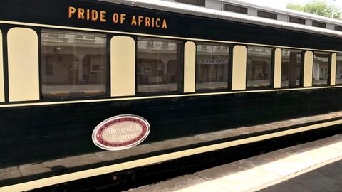 Der historische Sonderzug "African Explorer" rollt mit seinen 18 exklusiven Waggons und maximal 50 Stundenkilometer durch wunderschöne, fremde Landschaften.