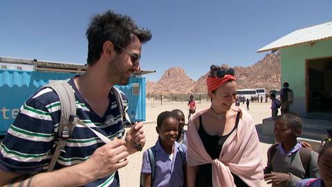 Maren und Dominik zusammen mit namibischen Schulkindern. 