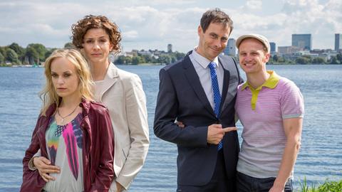  Zwei Paare, ein Traum: Steff (Friederike Kempter, li) und ihre Lebenspartnerin Neele (Christina Hecke) wünschen sich ebenso ein Kind, wie Kalle (Christian Näthe, re.) und sein Mann Jens (Marc Hosemann).