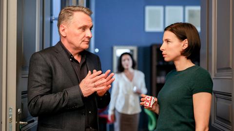 Caro (Martina Ebm, r.) ist bei Sylvia (Julia Stemberger, M.). Sie will wissen, was Hadrians Exfrau besser kann als sie. Hadrian (Bernhard Schir, l.) kommt, um sie abzuholen.