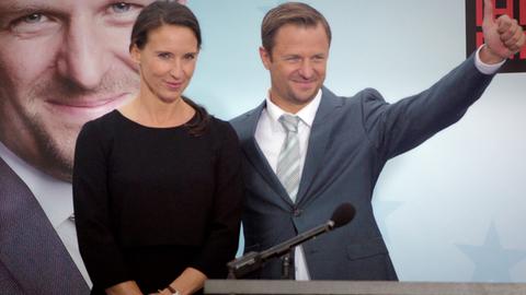 Joachim (Philipp Hochmair, r.) und Waltraud (Maria Köstlinger, l.) beschließen zu heiraten. Eine rein politische und finanzielle Beziehung.