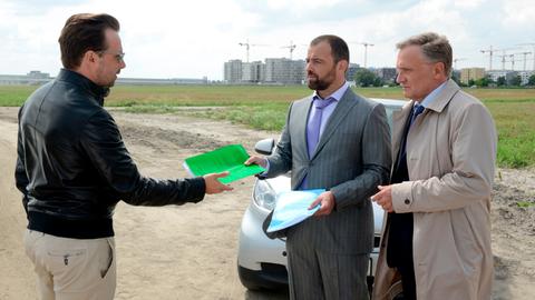 Das Autobahnprojekt soll vorzeitig in den Ministerrat, was die Herren rund um den illegalen Immobiliendeal in Aufruhr geraten lässt. Im Bild (v.li.): Bertram Selig (Lucas Gregorowicz) , Georg Schneider (Juergen Maurer), Hadrian Melzer (Bernhard Schir).