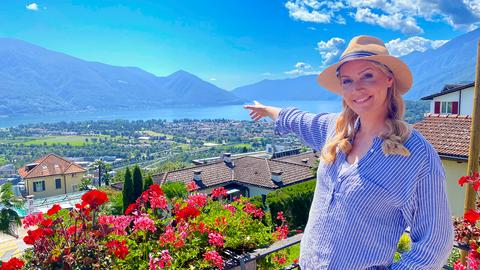 Judith Rakers auf Balkon vor dem Lago Maggiore.