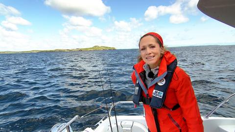 Bei einer Bootstour vor der Küste der Insel „Lewis and Harris“ auf den Äußeren Hebriden“ erlebt Tamina Kallert das typische Schottland-Wetter