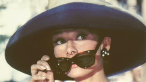 Frühstück bei Tiffany: Die verführerische Holly Golightly (Audrey Hepburn) träumt vom Glück und von Diamanten.
