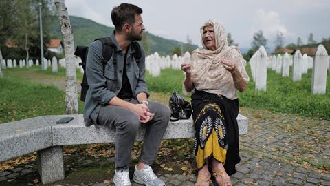 Danijel Stanic im Gespräch mit Kada Hotic, eine Zeitzeugin aus Srebrenica.