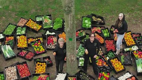 Sylvia Schneider (li.) ist die Gründerin von "Essen für Alle" – hier mit zwei weiteren Mitgliedern des gemeinnützigen Vereins – und engagiert sich ehrenamtlich für "Zero Waste".