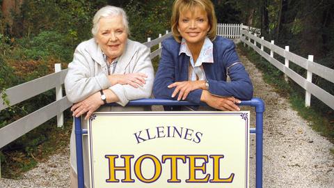 Antonia (Uschi Glas, re.) und Regina (Ruth Drexel) haben eine Menge Arbeit investiert in den Umbau ihrer alten Villa zu einem schmucken Hotel am See.