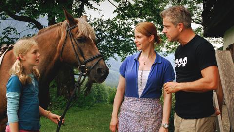 Der Makler Alexander (Florian Fitz) versucht, sich bei Bettina (Julia Jäger) und ihrer Tochter Lisa (Karla Leipold) einzuschmeicheln.