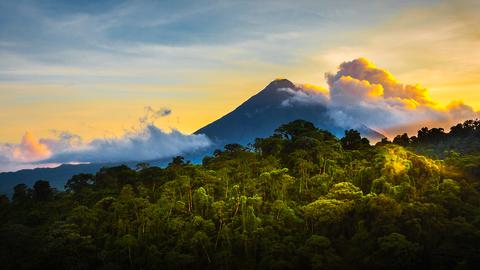 Blick auf einen Vulkan im Dschungel Costa Ricas.