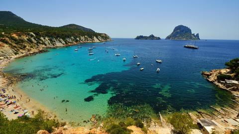 Blick auf eine Bucht mit klarem Meerwasser auf Ibiza.