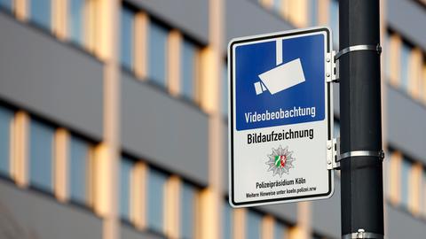 Hinweisschild zu Überwachungskameras im Kölner Domumfeld.