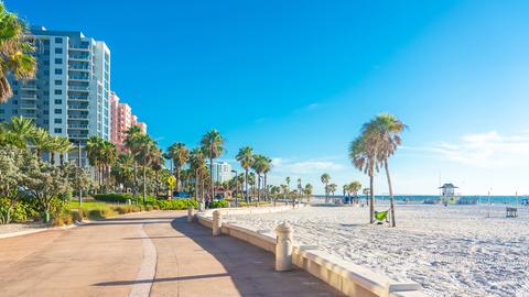 Clearwater Beach mit weißem Sandstrand, Promenade und Gebäudekomplexen direkt am Meer.