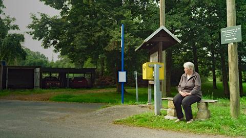 Warten auf den Bürgerbus - Regina Strowick in Neumohlis (Sachsen)