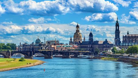 Blick auf Dresdens Elbufer im Sommer.