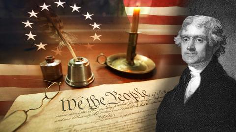 Schwarzweiß Porträt von Thomas Jefferson. Im Hintergrund ein Dokument, Tinte und Feder und eine brennende Kerze in einem Kerzenhalter auf einem Holztisch. Außerdem transparent zu sehen die amerikanische Flagge. (Collage)