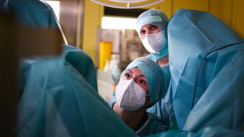 Eine Gynäkologin untersucht eine Patientin.