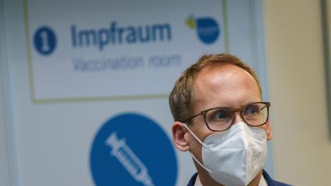 Der hessische Sozialminister Kai Klose (Grüne)  im Impfzentrum im Kongresszentrum Darmstadtium