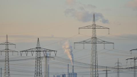 Hochspannungsleitungen und ein Großkraftwerk.