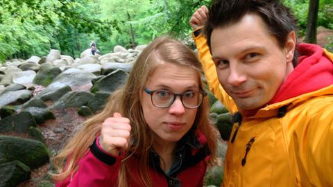 Die Reporter Esther Brandt (l) und André Gatzke (r) sind unterwegs in Hessen: Im Odenwald liegt das „Felsenmeer“