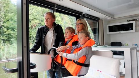 Familie Kahan mit dem Hausboot unterwegs zum Fischerfest nach Wesenberg.