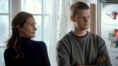 Holly Burns (Julia Roberts) nimmt Ben (Lucas Hedges) wieder auf.