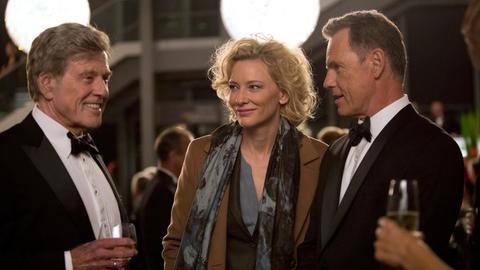 TV-Produzentin Mary Mapes (Cate Blanchett), Fernsehlegende (Robert Redford, li.) und CBS-Nachrichtenchef Bruce Greenwood (Andrew Heyward) glauben an ihre Skandalstory.
