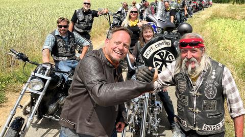Friso Richter mit der Jesus-Biker-Crew auf einem Feldweg.