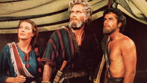 Moses (Charlton Heston, Mitte), Zippora (Yvonne De Carlo) und Josua (John Derek)