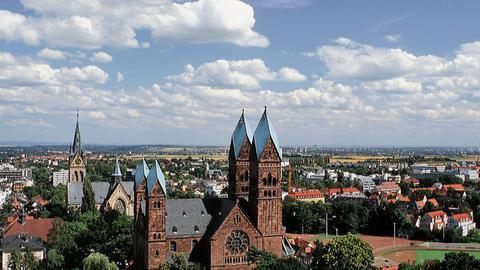 Blick auf Bad Homburg; im Vordergrund die Erlöserkirche.