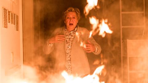 Schock für Helga (Marie-Luise Marjan): Während sie in Klaus‘ Wohnung auf die kleine Ida aufpasst, bricht plötzlich ein Feuer aus. Die Küche steht in Flammen! Was soll Helga tun?