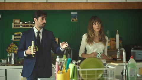 Macarena (Irene Arcos, re.) wird von ihrem Bruder Sergio (Juan Diego Botto, li.) verteidigt.
